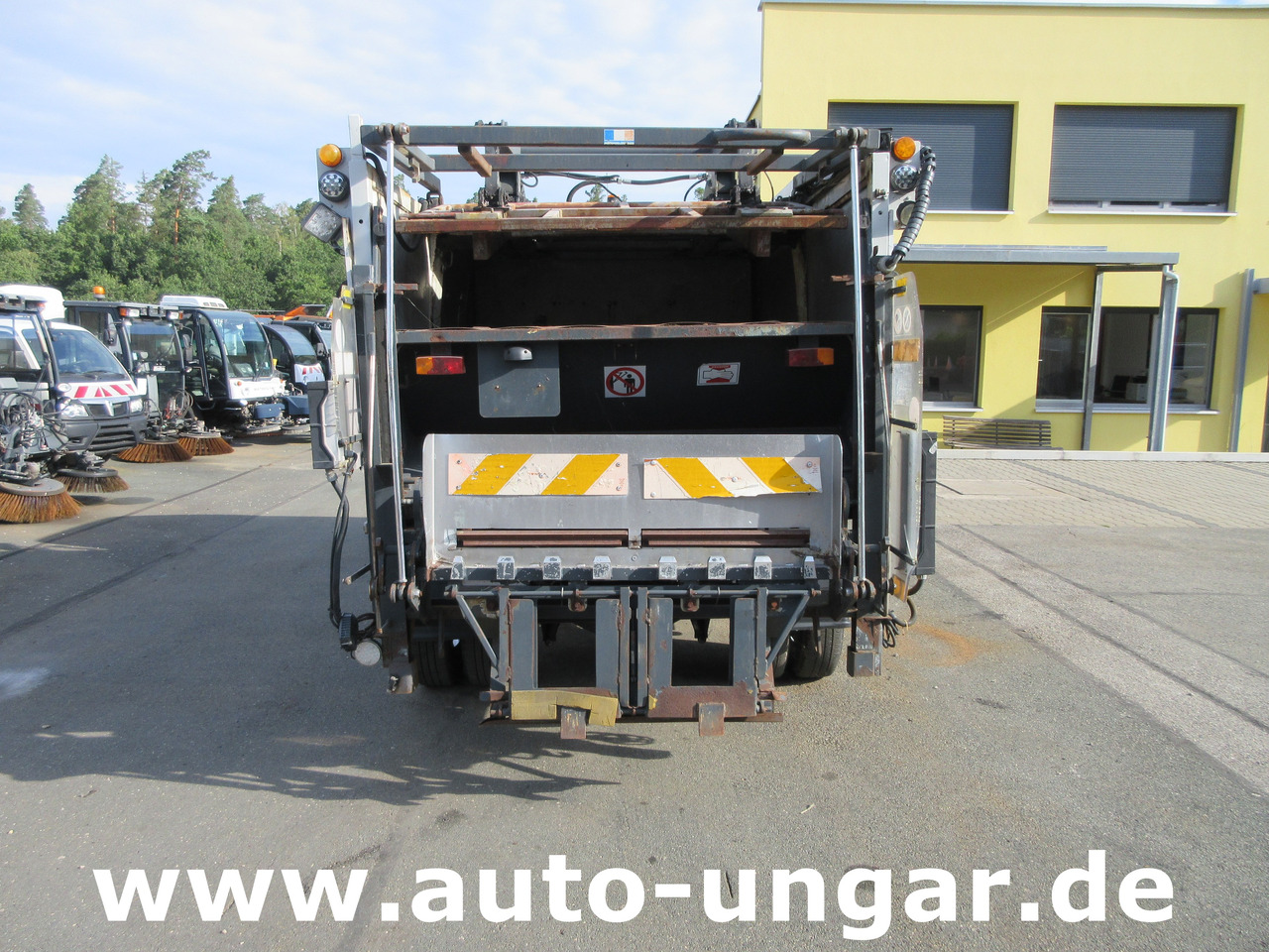 Nissan Cabstar 35.14 Mecagil Lebon Müllwagen BOM Garbage Truck 3.500kg - Garbage truck: picture 5 Nissan Cabstar 35.14 Mecagil Lebon Müllwagen BOM Garbage Truck 3.500kg - Garbage truck: picture 5