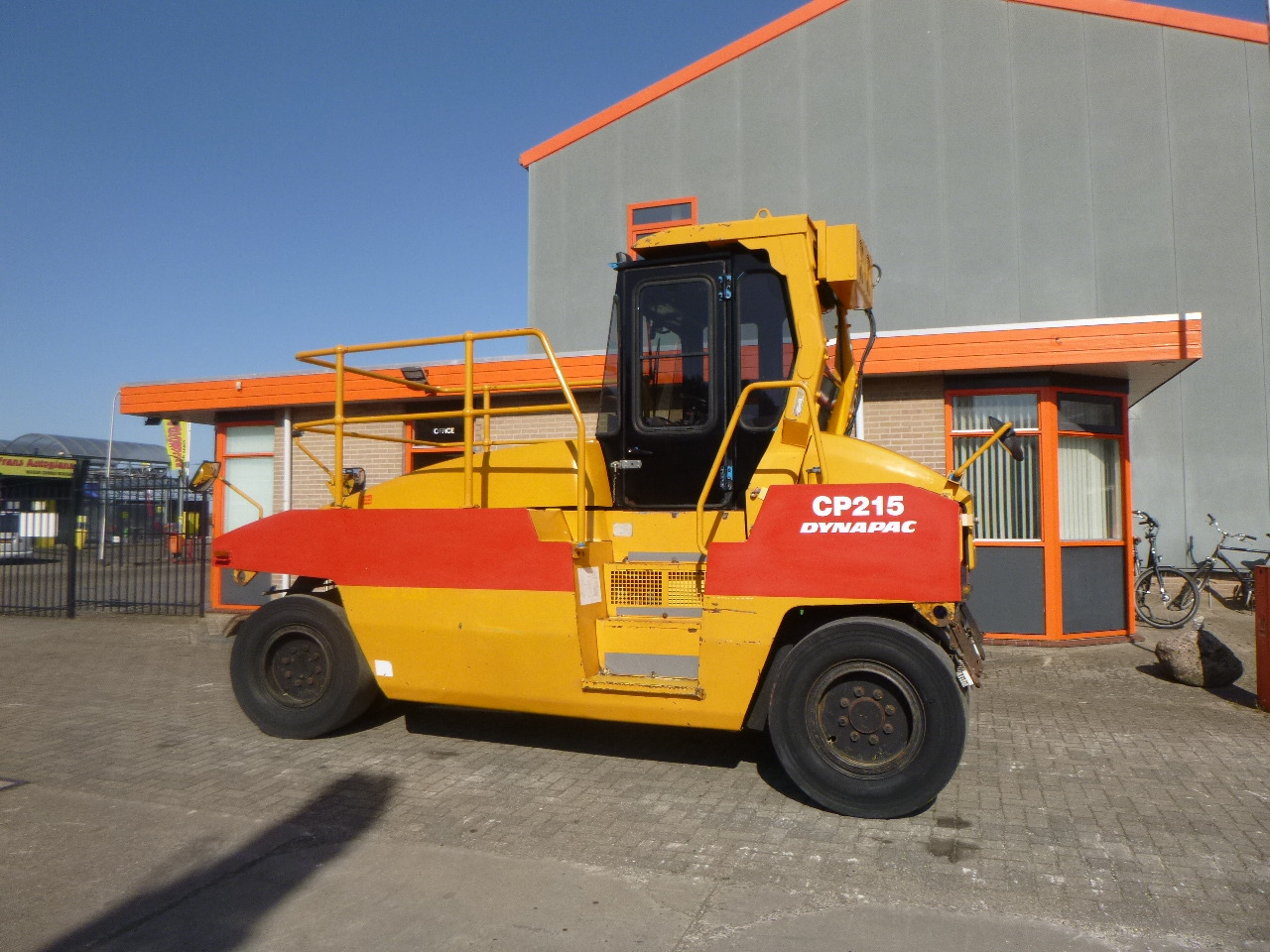 DYNAPAC CP215(HITACHI) - Pneumatic roller: picture 1 DYNAPAC CP215(HITACHI) - Pneumatic roller: picture 1