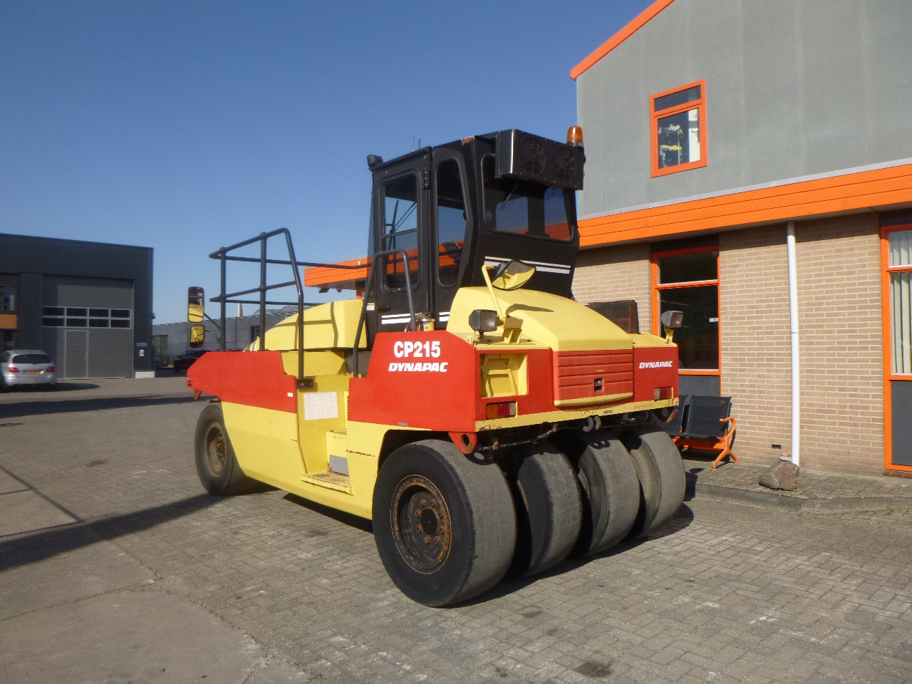 DYNAPAC CP215(HITACHI) - Pneumatic roller: picture 2 DYNAPAC CP215(HITACHI) - Pneumatic roller: picture 2