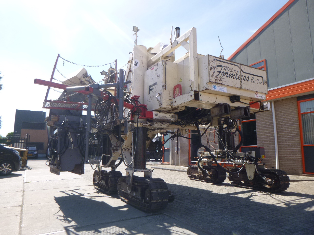 MILLER FORMLESS M-8100 - Slipform paver: picture 1 MILLER FORMLESS M-8100 - Slipform paver: picture 1