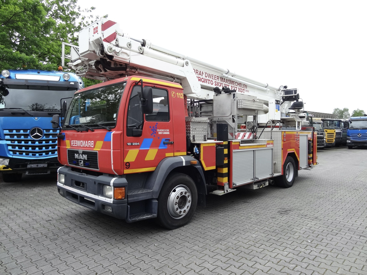 MAN L2000 18.284 Feuerwehr Bronto Skylift 27 Meter - Truck mounted aerial platform: picture 1 MAN L2000 18.284 Feuerwehr Bronto Skylift 27 Meter - Truck mounted aerial platform: picture 1