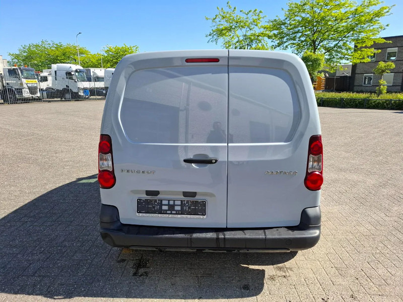 Peugeot Partner 1.6 HDI / TUV:12-01-2026 / AIRCO / CLOSED BOX / MANUAL / EURO-5 b / 2015 - Small van: picture 4 Peugeot Partner 1.6 HDI / TUV:12-01-2026 / AIRCO / CLOSED BOX / MANUAL / EURO-5 b / 2015 - Small van: picture 4