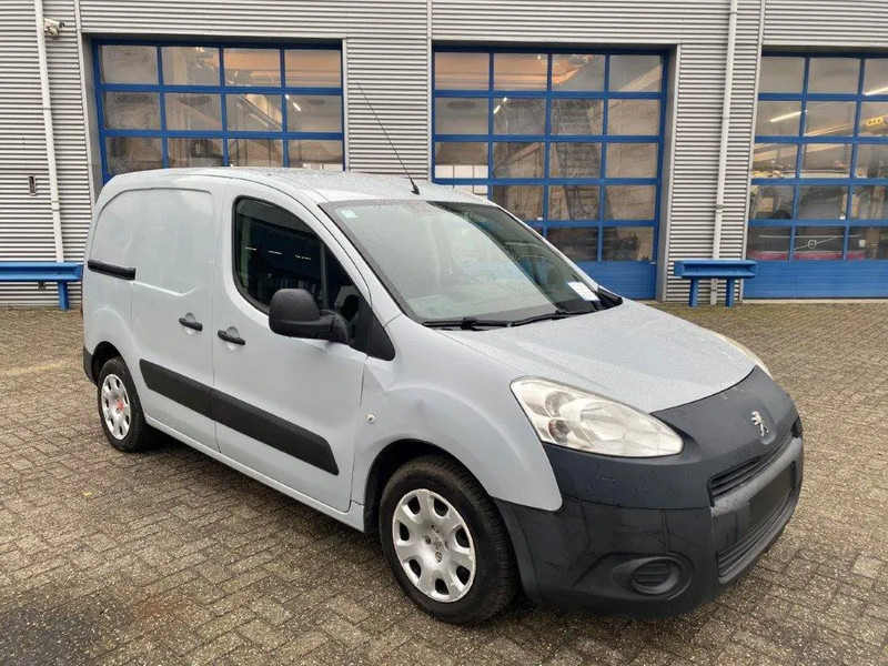 Peugeot Partner 1.6 HDI / TUV:22-11-2025 / AIRCO / CLOSED BOX / MANUAL / EURO-5 / 2013 - Small van: picture 2 Peugeot Partner 1.6 HDI / TUV:22-11-2025 / AIRCO / CLOSED BOX / MANUAL / EURO-5 / 2013 - Small van: picture 2