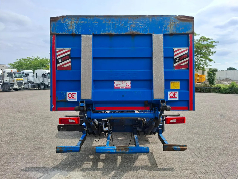 Scania R580 V8 / RETARDER / LIFT+LENKACHSE / FULL-AIR / PLATFORM 2000 KG / LEATHER / AIRCO / AUTOMATIC / EURO-6 / 2015 - Cab chassis truck: picture 4 Scania R580 V8 / RETARDER / LIFT+LENKACHSE / FULL-AIR / PLATFORM 2000 KG / LEATHER / AIRCO / AUTOMATIC / EURO-6 / 2015 - Cab chassis truck: picture 4
