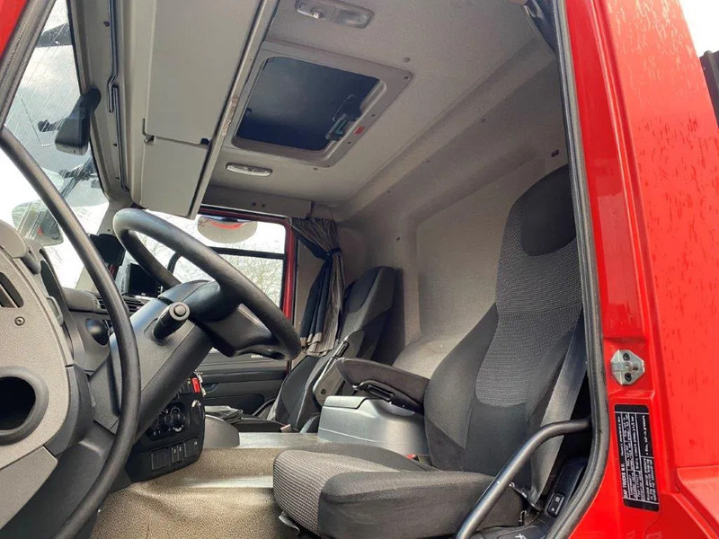 Interior photo 1: Tractor unit DAF CF400 / GERMAN TRUCK / DEB / ACC / LWDS / AIRCO / ONLY:698572 KM / AUTOMATIC / EURO-6 / 2016