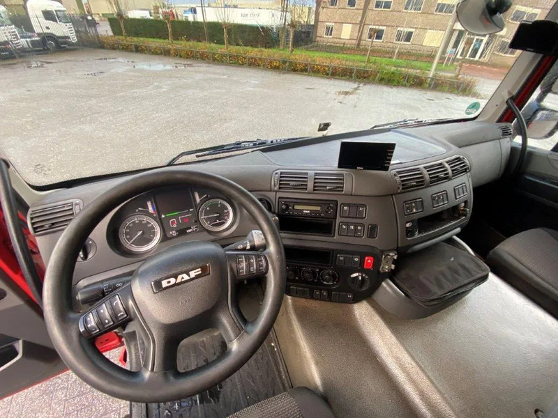 Interior photo 2: Tractor unit DAF CF400 / GERMAN TRUCK / DEB / ACC / LWDS / AIRCO / ONLY:698572 KM / AUTOMATIC / EURO-6 / 2016