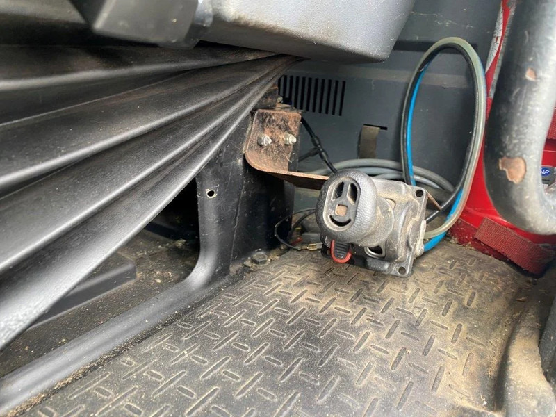 Tractor unit Scania R420 / RETARDER / HYDRAULICS / NO ADBLUE / MANUAL / EURO-3 / 2005: picture 13