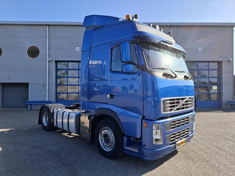 Volvo FH13-400 / HYDRAULICS / NL TRUCK / TUV:14-09-2025 / GLOBETROTTER / FRIGDE / AIRCO / AUTOMATIC / EURO-5 / 2006 - Tractor unit: picture 2 Volvo FH13-400 / HYDRAULICS / NL TRUCK / TUV:14-09-2025 / GLOBETROTTER / FRIGDE / AIRCO / AUTOMATIC / EURO-5 / 2006 - Tractor unit: picture 2