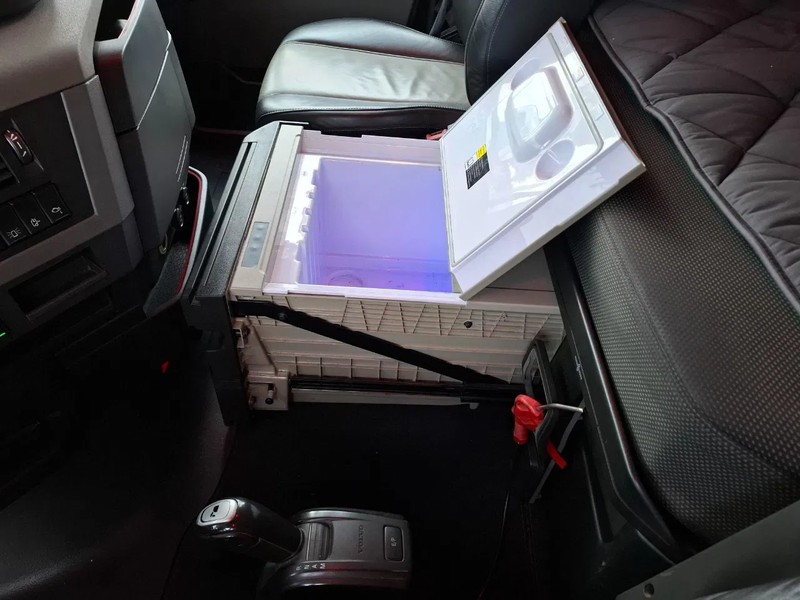 Tractor unit Volvo FH4-460 / CLEAN NL TRUCK / VEB+ / ADR / ACC / LWDS / DAS / DOUBLE TANK / LEATHER / FRIDGE / ALCOA / EURO-6 / 2016: picture 20 Tractor unit Volvo FH4-460 / CLEAN NL TRUCK / VEB+ / ADR / ACC / LWDS / DAS / DOUBLE TANK / LEATHER / FRIDGE / ALCOA / EURO-6 / 2016: picture 20