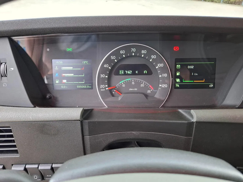 Tractor unit Volvo FH4-460 / CLEAN NL TRUCK / VEB+ / ADR / ACC / LWDS / DAS / DOUBLE TANK / LEATHER / FRIDGE / ALCOA / EURO-6 / 2016: picture 16 Tractor unit Volvo FH4-460 / CLEAN NL TRUCK / VEB+ / ADR / ACC / LWDS / DAS / DOUBLE TANK / LEATHER / FRIDGE / ALCOA / EURO-6 / 2016: picture 16