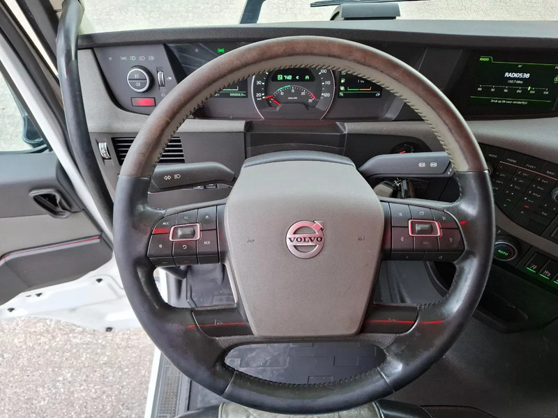 Tractor unit Volvo FH4-460 / CLEAN NL TRUCK / VEB+ / ADR / ACC / LWDS / DAS / DOUBLE TANK / LEATHER / FRIDGE / ALCOA / EURO-6 / 2016: picture 13 Tractor unit Volvo FH4-460 / CLEAN NL TRUCK / VEB+ / ADR / ACC / LWDS / DAS / DOUBLE TANK / LEATHER / FRIDGE / ALCOA / EURO-6 / 2016: picture 13