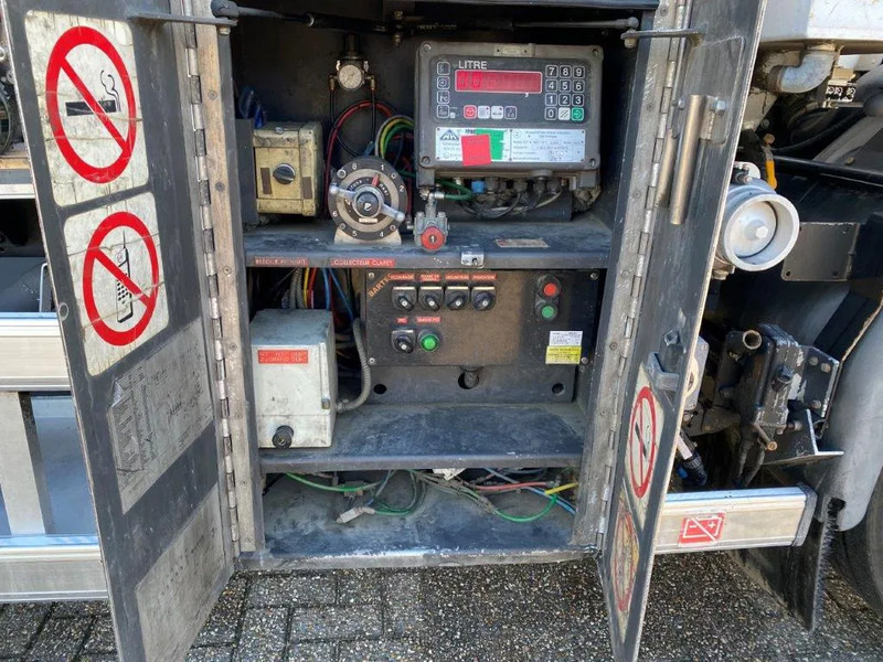 Tank truck Volvo FL7-290 / 5 COMPARTIMENTS / 13000 LITER TOTAL / PUMP / AUTOMATIC / EURO-5 / 2009: picture 13 Tank truck Volvo FL7-290 / 5 COMPARTIMENTS / 13000 LITER TOTAL / PUMP / AUTOMATIC / EURO-5 / 2009: picture 13