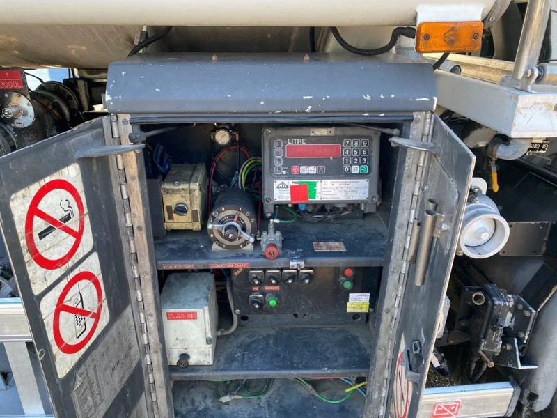 Tank truck Volvo FL7-290 / 5 COMPARTIMENTS / 13000 LITER TOTAL / PUMP / AUTOMATIC / EURO-5 / 2009: picture 12 Tank truck Volvo FL7-290 / 5 COMPARTIMENTS / 13000 LITER TOTAL / PUMP / AUTOMATIC / EURO-5 / 2009: picture 12