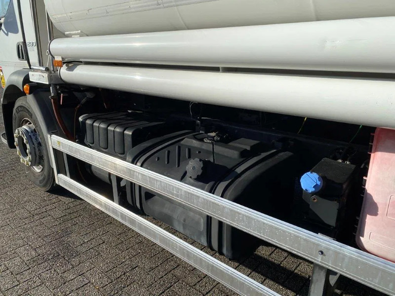 Tank truck Volvo FL7-290 / 5 COMPARTIMENTS / 13000 LITER TOTAL / PUMP / AUTOMATIC / EURO-5 / 2009: picture 8 Tank truck Volvo FL7-290 / 5 COMPARTIMENTS / 13000 LITER TOTAL / PUMP / AUTOMATIC / EURO-5 / 2009: picture 8