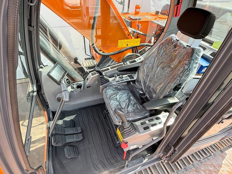 Crawler excavator Doosan Develon DX205 *2025 Model* - Unused / Hammer Lines: picture 9