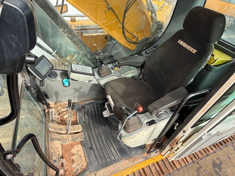 Crawler excavator Liebherr R946LC - Automatic Greasing / Rear + Side Camera: picture 8 Crawler excavator Liebherr R946LC - Automatic Greasing / Rear + Side Camera: picture 8