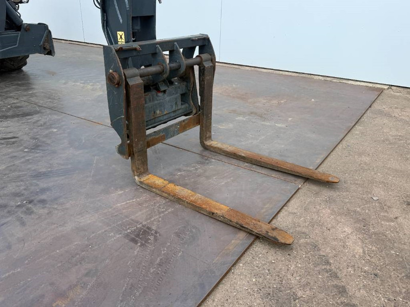 Telescopic handler MAGNI RTH5.30 - Remote Control / 4x4x4 / Airco: picture 14 Telescopic handler MAGNI RTH5.30 - Remote Control / 4x4x4 / Airco: picture 14