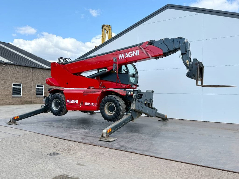 Telescopic handler MAGNI RTH5.30 - Remote Control / 4x4x4 / Airco: picture 7 Telescopic handler MAGNI RTH5.30 - Remote Control / 4x4x4 / Airco: picture 7