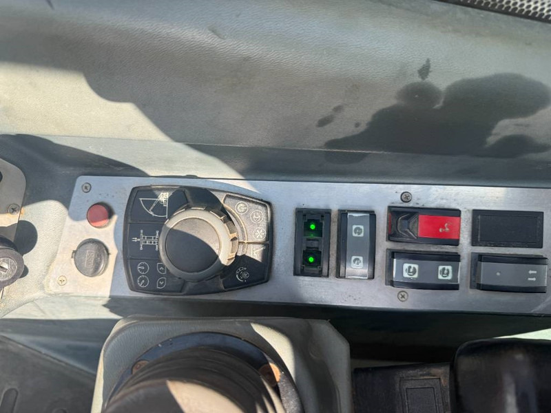 Telescopic handler MAGNI RTH5.30 - Remote Control / 4x4x4 / Airco: picture 11 Telescopic handler MAGNI RTH5.30 - Remote Control / 4x4x4 / Airco: picture 11