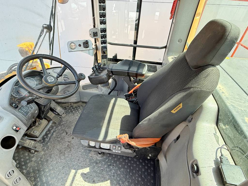 Wheel loader Volvo L220H - Bucket Included / 3rd Function: picture 8