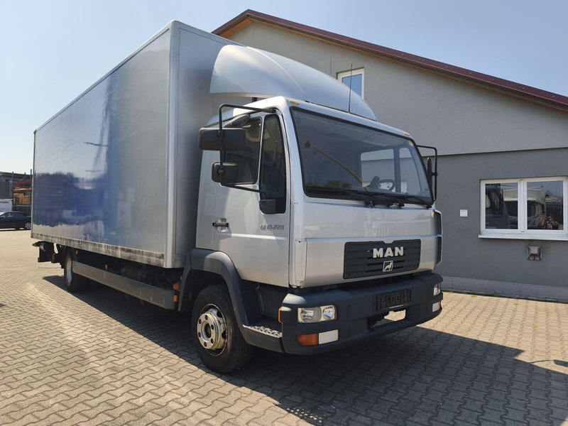 MAN LE 10.220 - Box truck: picture 2 MAN LE 10.220 - Box truck: picture 2