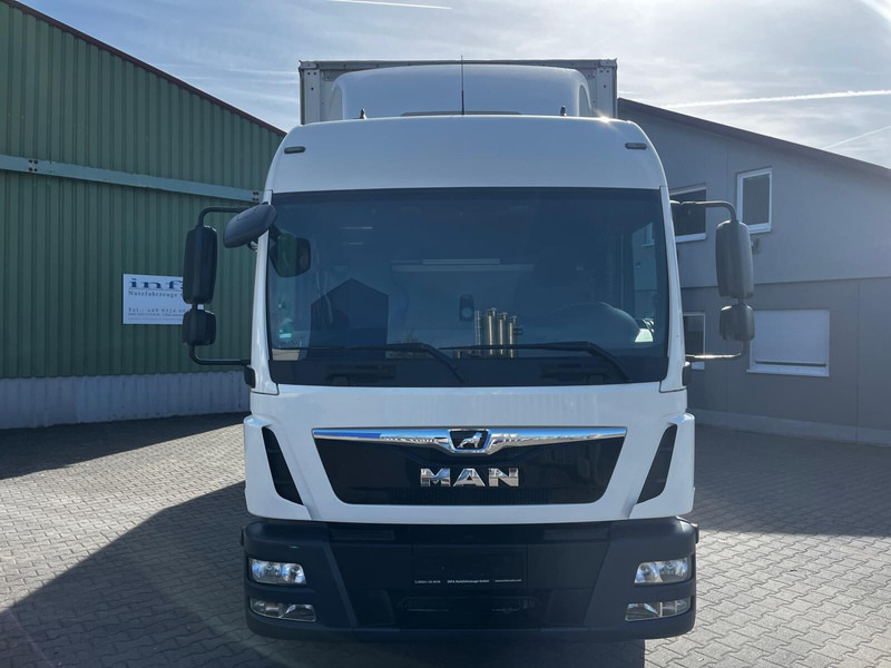 MAN TGL 8.220 - Curtainsider truck: picture 2 MAN TGL 8.220 - Curtainsider truck: picture 2