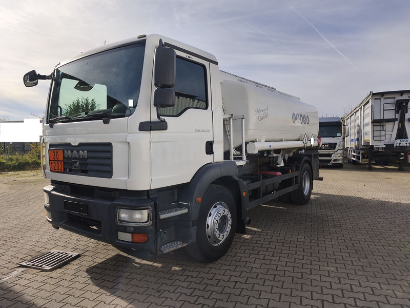 MAN TGM 18.240 - Tank truck: picture 1 MAN TGM 18.240 - Tank truck: picture 1