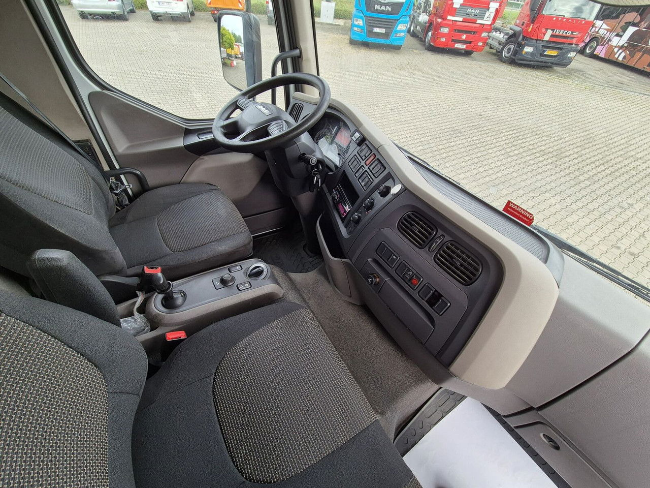 Box truck DAF LF 250 FA / Euro 6 / 18 EP / 3 Seats / 1 Owner: picture 25