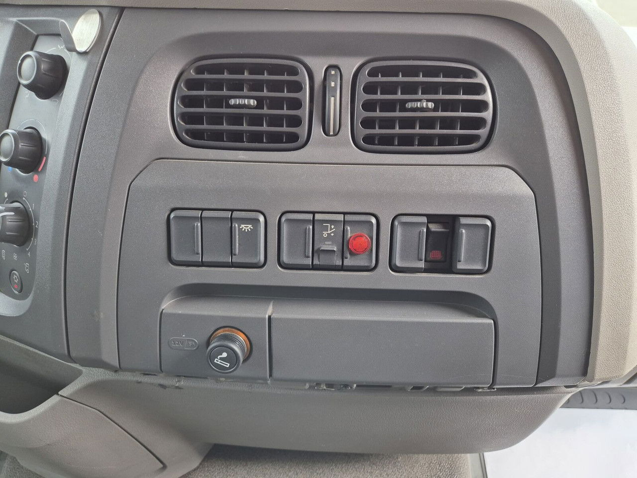 Box truck DAF LF 250 FA / Euro 6 / 18 EP / 3 Seats / 1 Owner: picture 26
