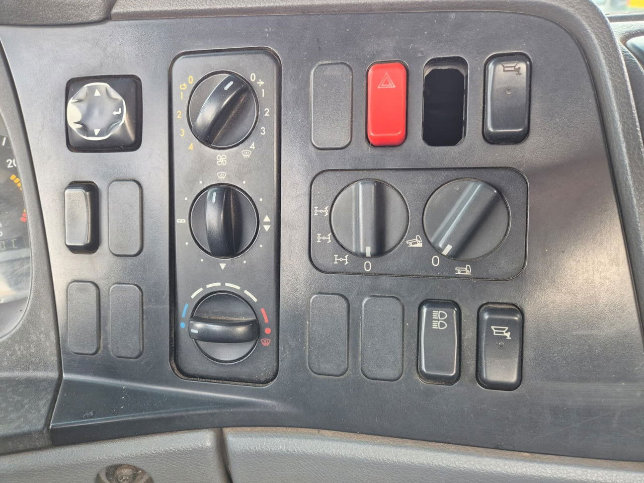 Container transporter/ Swap body truck Mercedes-Benz Axor 1833 4X4 / Serviced / Hook Hyvalift: picture 27