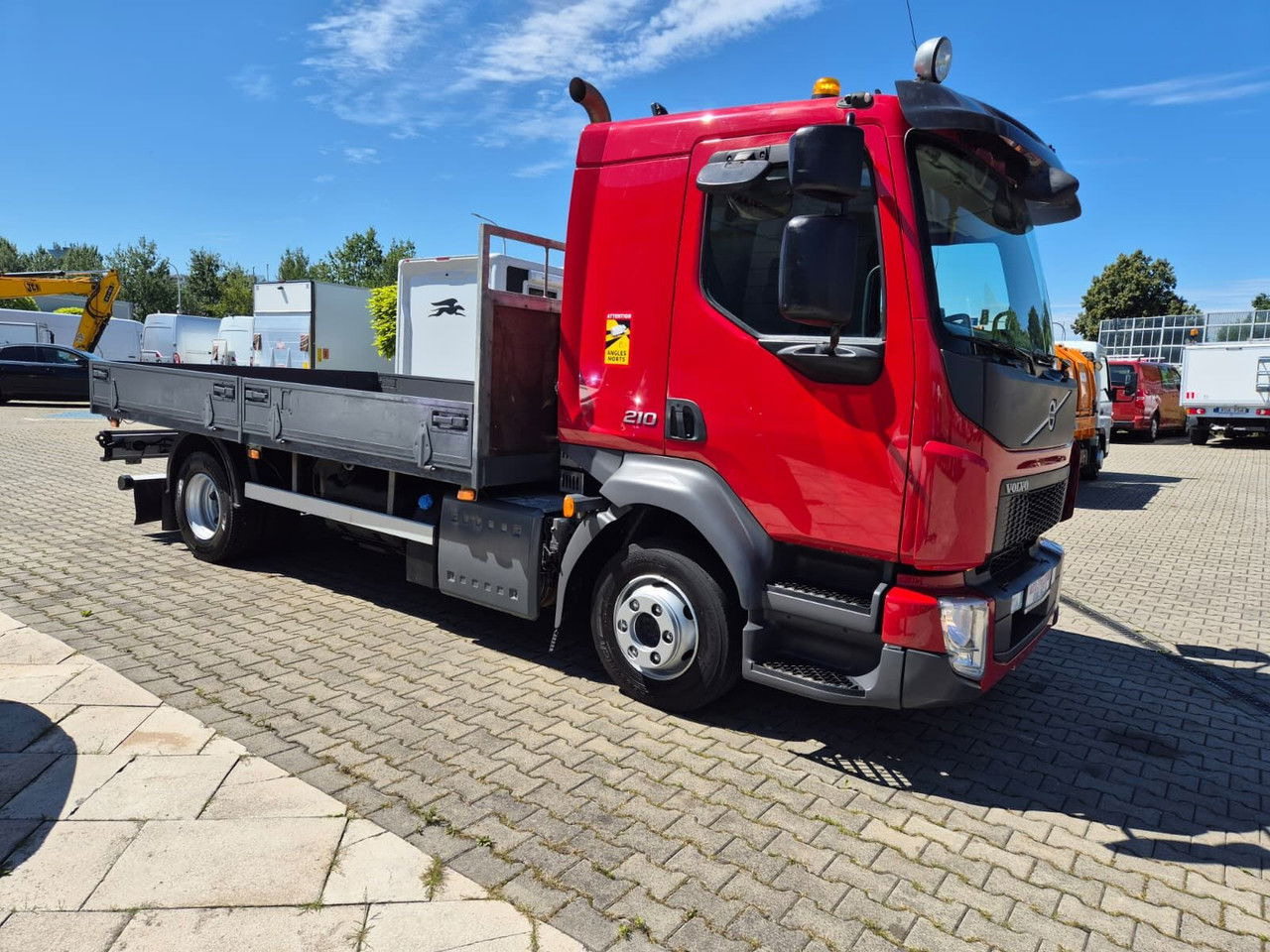 Volvo FL 210 1 Owner / LOW KM / Fassi - Dropside/ Flatbed truck, Crane truck: picture 5 Volvo FL 210 1 Owner / LOW KM / Fassi - Dropside/ Flatbed truck, Crane truck: picture 5