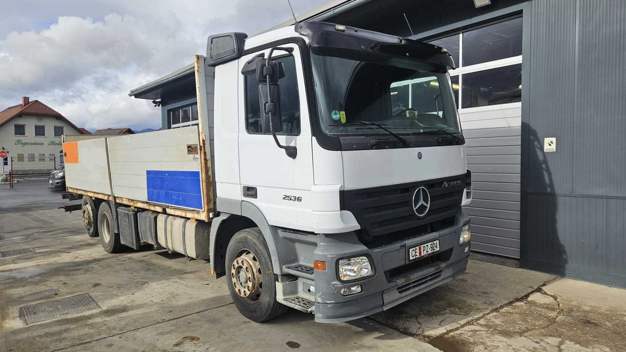 Mercedes-Benz Actros 2536 L 6x2 stake body - lifting axle - Dropside/ Flatbed truck: picture 1 Mercedes-Benz Actros 2536 L 6x2 stake body - lifting axle - Dropside/ Flatbed truck: picture 1