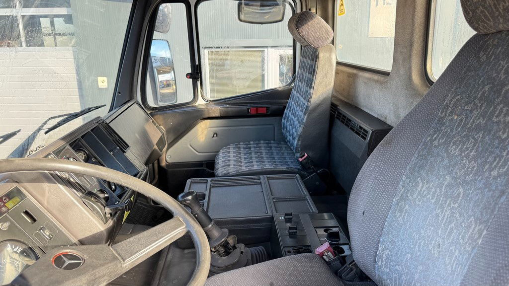 Cab chassis truck Mercedes-Benz SK 3234 8x4 chassis: picture 22