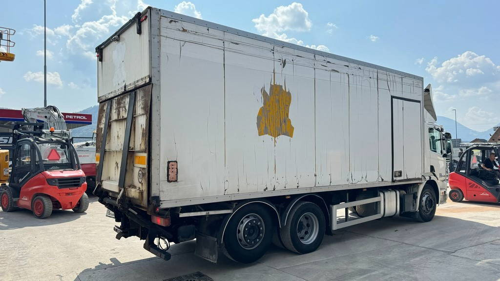 Scania R 114 6X2 carrier fridge - ramp - Refrigerator truck: picture 5 Scania R 114 6X2 carrier fridge - ramp - Refrigerator truck: picture 5