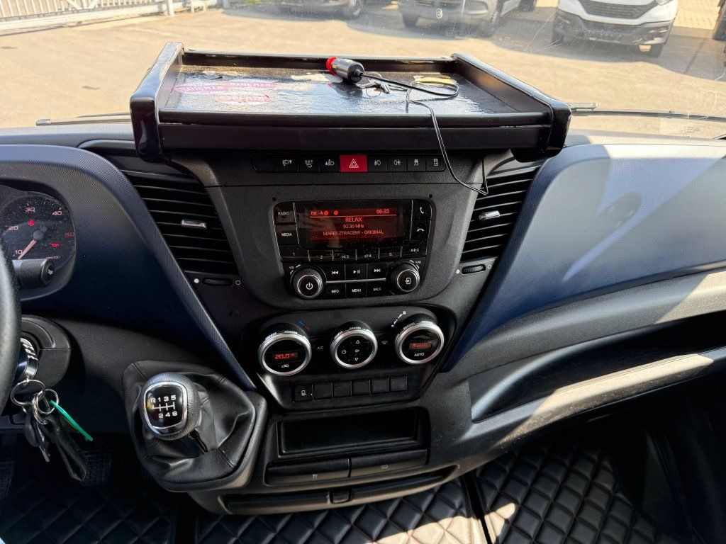 Curtain side van Iveco 35S18 Daily: picture 12