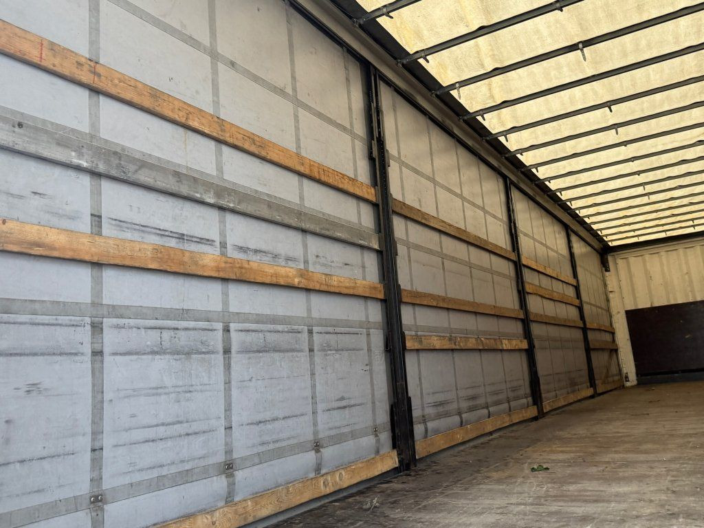 Curtainsider semi-trailer Krone SD: picture 12