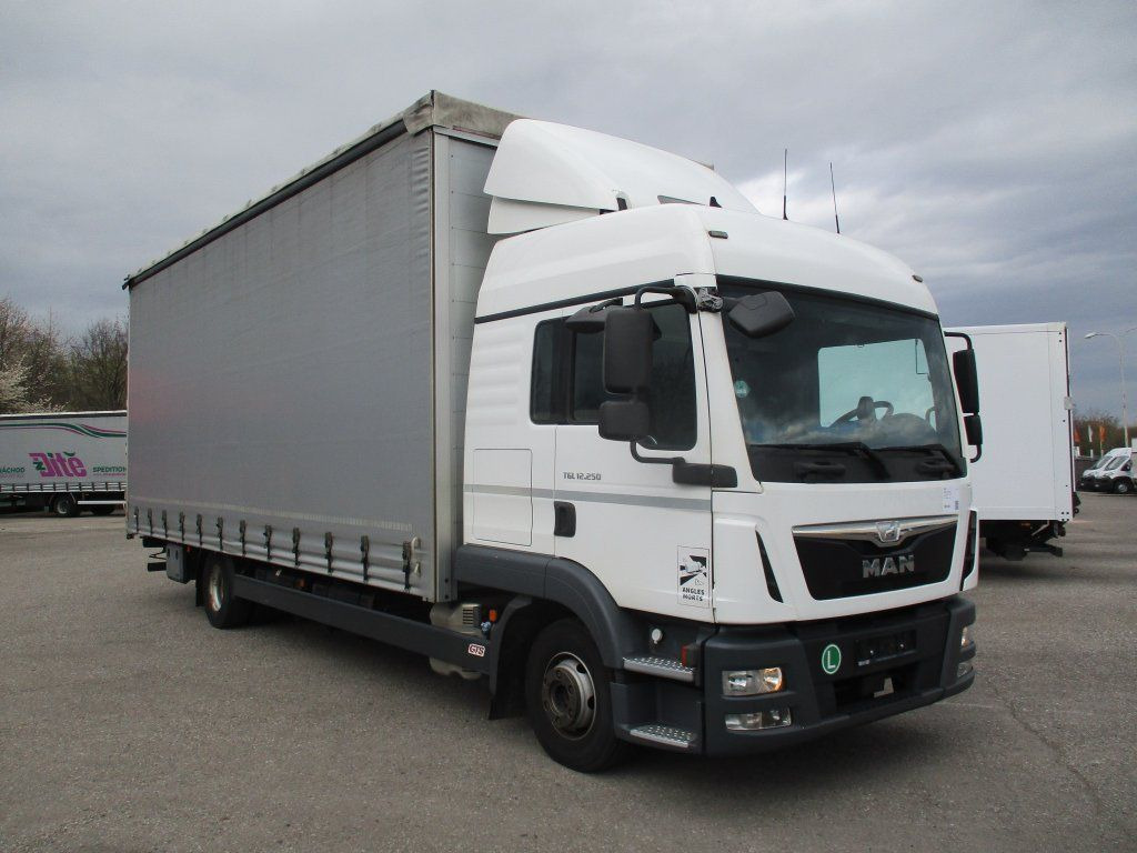 MAN TGL12.250 - Curtainsider truck: picture 3 MAN TGL12.250 - Curtainsider truck: picture 3