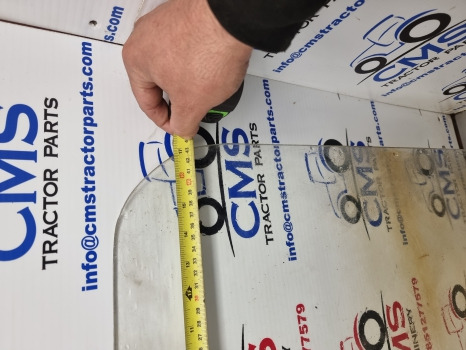 Ford 4000, 3000, 4600, 6600, Cab Door Glass 81827480, D6808 - Door and parts: picture 4 Ford 4000, 3000, 4600, 6600, Cab Door Glass 81827480, D6808 - Door and parts: picture 4