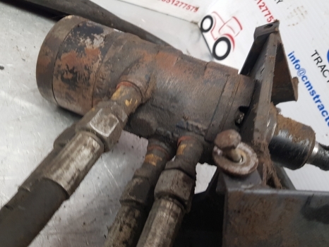 Ford 555, 7910, 8210 Orbital Steering Motor Valve Assy 86604767, 86585452 - Steering for Farm tractor: picture 3 Ford 555, 7910, 8210 Orbital Steering Motor Valve Assy 86604767, 86585452 - Steering for Farm tractor: picture 3