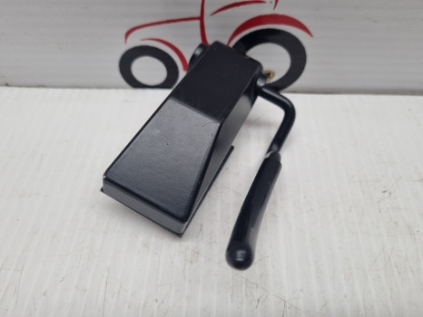 Ford 6610, 7410, 5610, Tw Q Cab Rear Window Latch Lh 83909519, D6nn94408n01a - Door and parts: picture 3 Ford 6610, 7410, 5610, Tw Q Cab Rear Window Latch Lh 83909519, D6nn94408n01a - Door and parts: picture 3