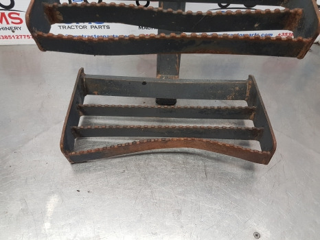 Ford New Holland 40, Ts Series, Ts110, 8340 Foot Step Lhs 82007896, 82007892 - Footstep for Agricultural machinery: picture 4 Ford New Holland 40, Ts Series, Ts110, 8340 Foot Step Lhs 82007896, 82007892 - Footstep for Agricultural machinery: picture 4