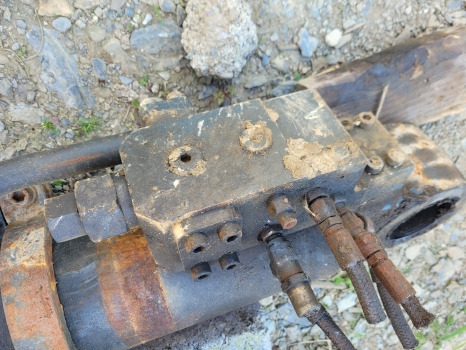 Hyundai Hx220lc Boom Lift Ram Check, Safety Lock Valve 31q6-55012gg - Hydraulics for Excavator: picture 4 Hyundai Hx220lc Boom Lift Ram Check, Safety Lock Valve 31q6-55012gg - Hydraulics for Excavator: picture 4