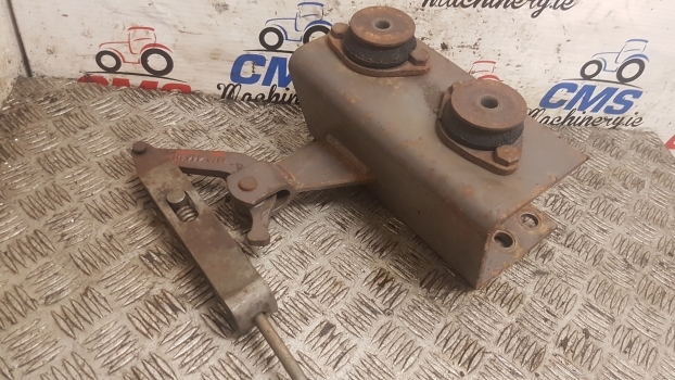 Massey Ferguson 690, 698, 699 Cab Suspension Bracket Mounting Rhs 1679774m93 - Cab suspension for Farm tractor: picture 2 Massey Ferguson 690, 698, 699 Cab Suspension Bracket Mounting Rhs 1679774m93 - Cab suspension for Farm tractor: picture 2