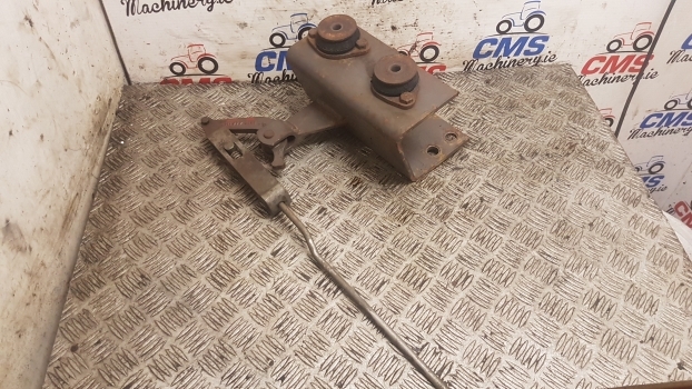 Massey Ferguson 690, 698, 699 Cab Suspension Bracket Mounting Rhs 1679774m93 - Cab suspension for Farm tractor: picture 1 Massey Ferguson 690, 698, 699 Cab Suspension Bracket Mounting Rhs 1679774m93 - Cab suspension for Farm tractor: picture 1