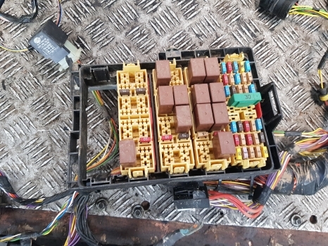 New Holland T5.95, T5.105, T5.115 Cab Wiring Loom, Fuse Box 47915451 - Cables/ Wire harness for Farm tractor: picture 4 New Holland T5.95, T5.105, T5.115 Cab Wiring Loom, Fuse Box 47915451 - Cables/ Wire harness for Farm tractor: picture 4