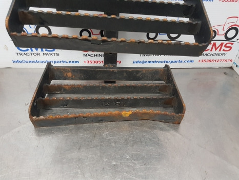 New Holland Tm, 60, Mxm, Fiat M Series, Foot Step Lhs 82009071, 82007892 - Footstep for Agricultural machinery: picture 3 New Holland Tm, 60, Mxm, Fiat M Series, Foot Step Lhs 82009071, 82007892 - Footstep for Agricultural machinery: picture 3
