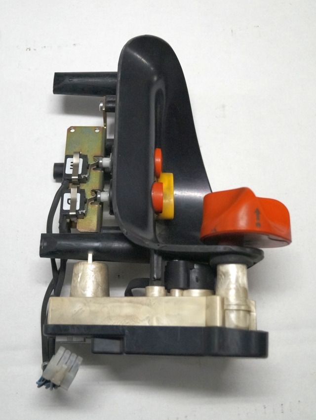 Linde 1443605100 | Rijschakelaar Control handle Control module - Electrical system for Material handling equipment: picture 2 Linde 1443605100 | Rijschakelaar Control handle Control module - Electrical system for Material handling equipment: picture 2