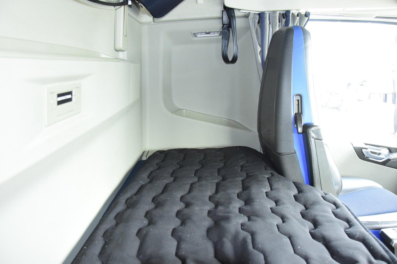 Tractor unit Volvo FH 500 Globetrotter XL: picture 12
