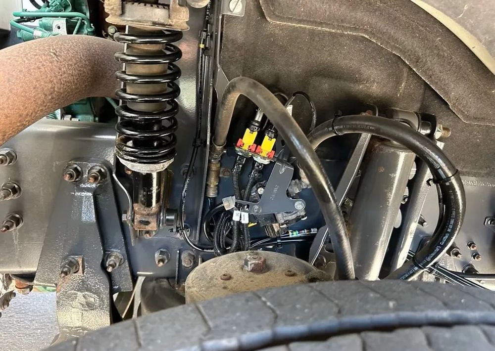 Volvo FM420 6x2 z zabudową budowlaną / oś podnoszona i skrętna / HDS Atlas / Euro 6 / 238 000 km - Dropside/ Flatbed truck, Crane truck: picture 5 Volvo FM420 6x2 z zabudową budowlaną / oś podnoszona i skrętna / HDS Atlas / Euro 6 / 238 000 km - Dropside/ Flatbed truck, Crane truck: picture 5