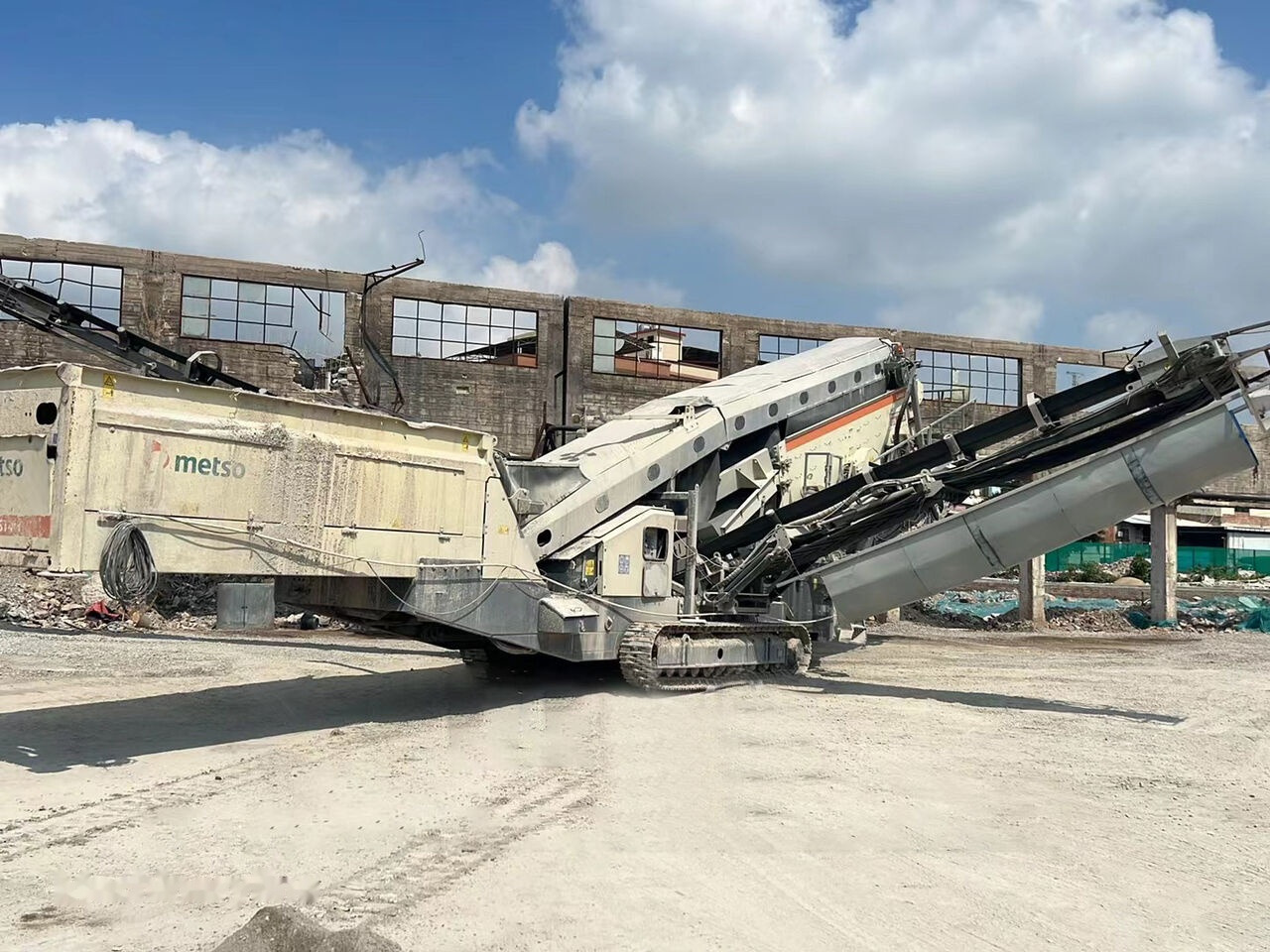 Metso LOKOTRACK ST4.8 SCALPER STONE VIBRATING SCREEN - Mobile crusher: picture 3 Metso LOKOTRACK ST4.8 SCALPER STONE VIBRATING SCREEN - Mobile crusher: picture 3